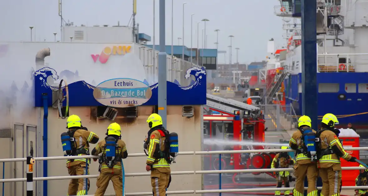 Restaurant verwoest door brand in haven - Foto 2