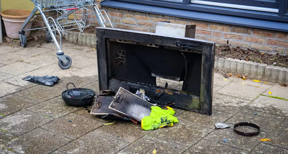 Brandweer sloopt keuken na brand in afzuigkap - Foto 14