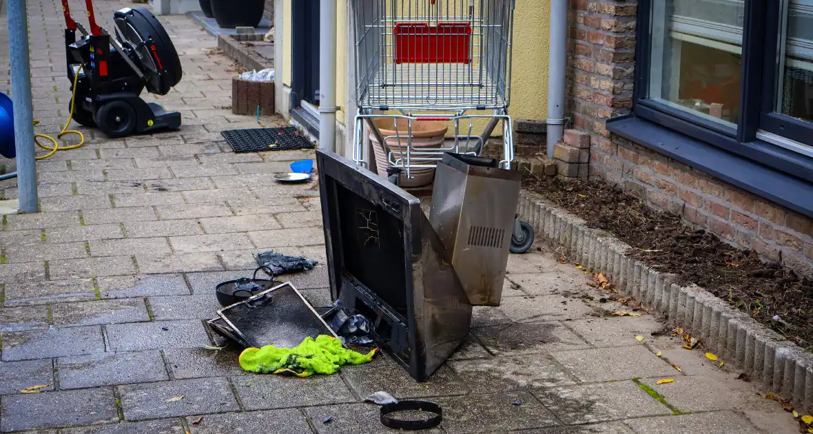 Brandweer sloopt keuken na brand in afzuigkap - Foto 8