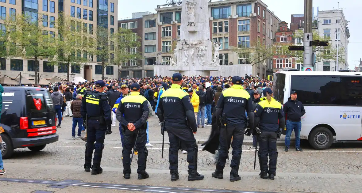 Honderden Maccabi-fans op de Dam, zeker twee aanhoudingen - Foto 1