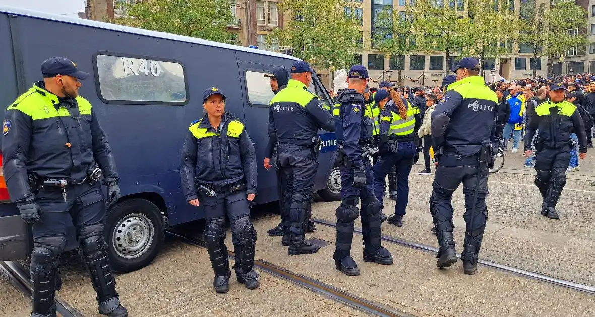 Honderden Maccabi-fans op de Dam, zeker twee aanhoudingen - Foto 10