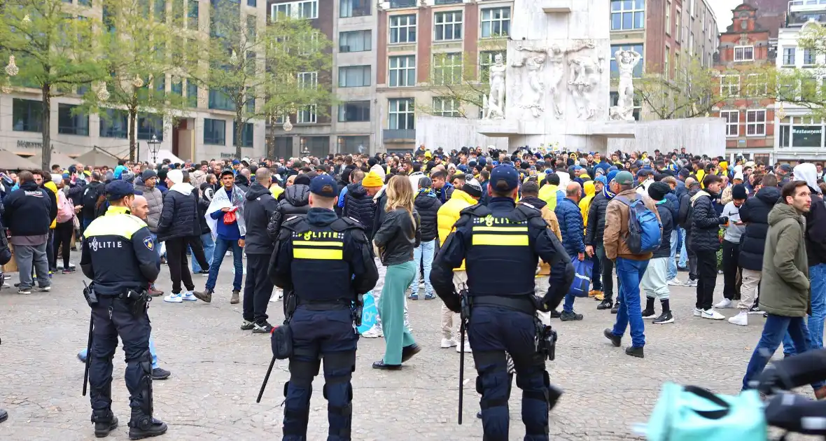 Honderden Maccabi-fans op de Dam, zeker twee aanhoudingen - Foto 2