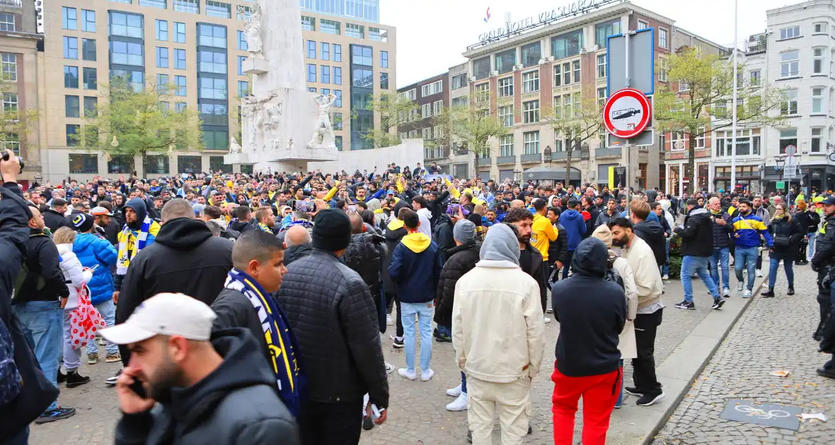 Honderden Maccabi-fans op de Dam, zeker twee aanhoudingen - Foto 3