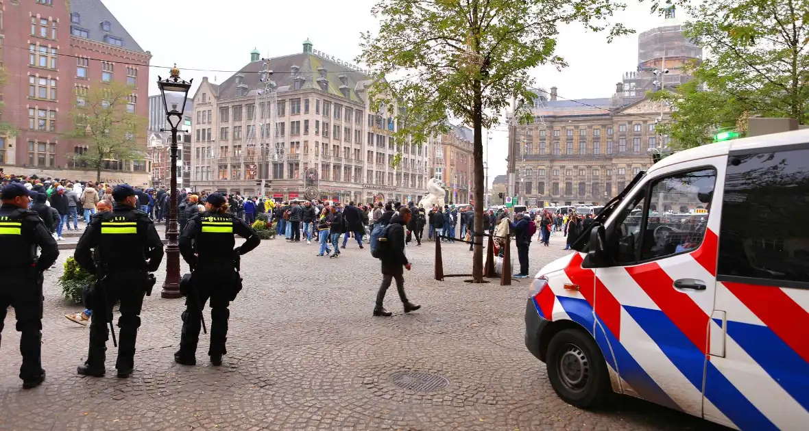 Honderden Maccabi-fans op de Dam, zeker twee aanhoudingen - Foto 4