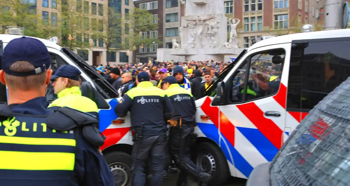 Honderden Maccabi-fans op de Dam, zeker twee aanhoudingen - Foto 5