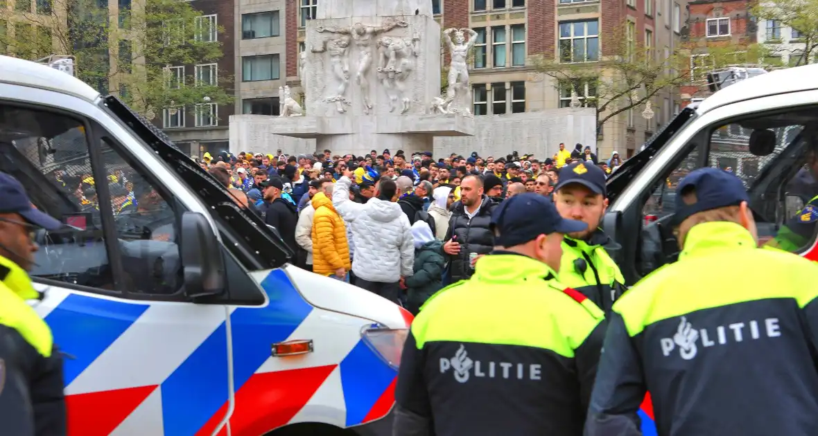 Honderden Maccabi-fans op de Dam, zeker twee aanhoudingen - Foto 6