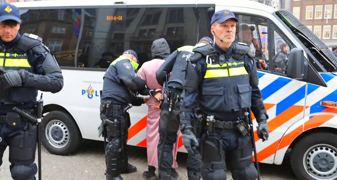 Honderden Maccabi-fans op de Dam, zeker twee aanhoudingen - Foto 7