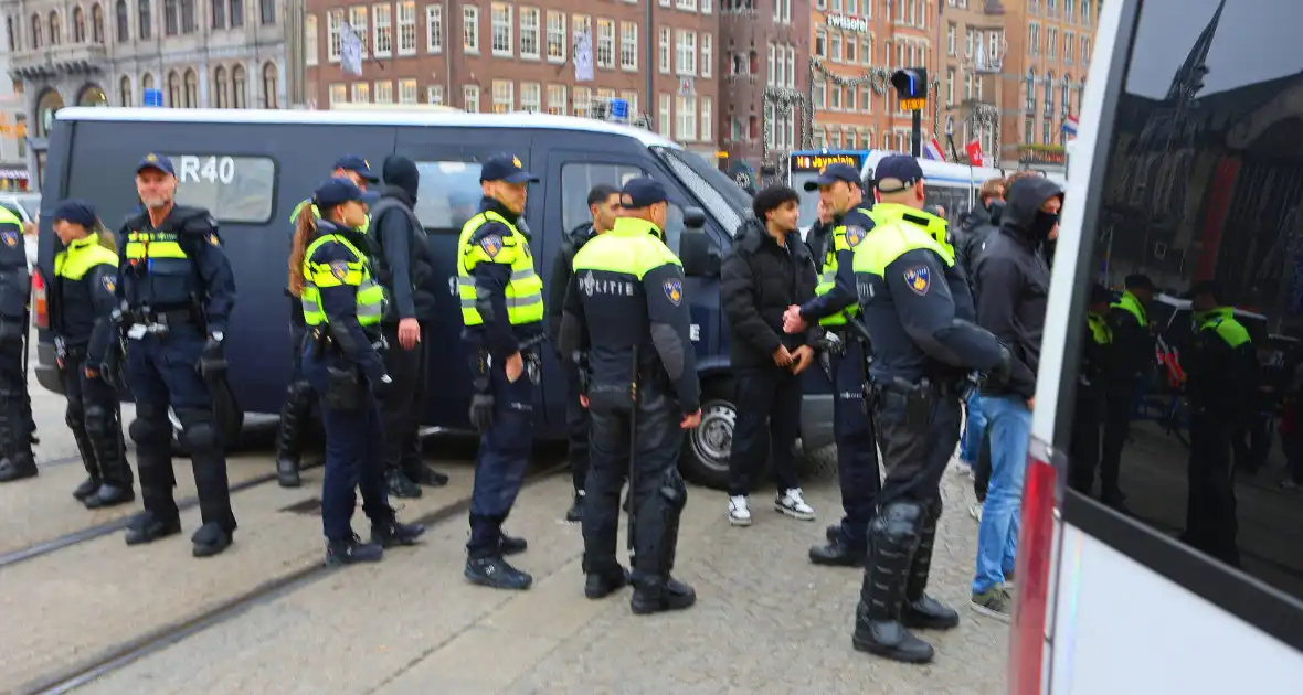 Honderden Maccabi-fans op de Dam, zeker twee aanhoudingen - Foto 8