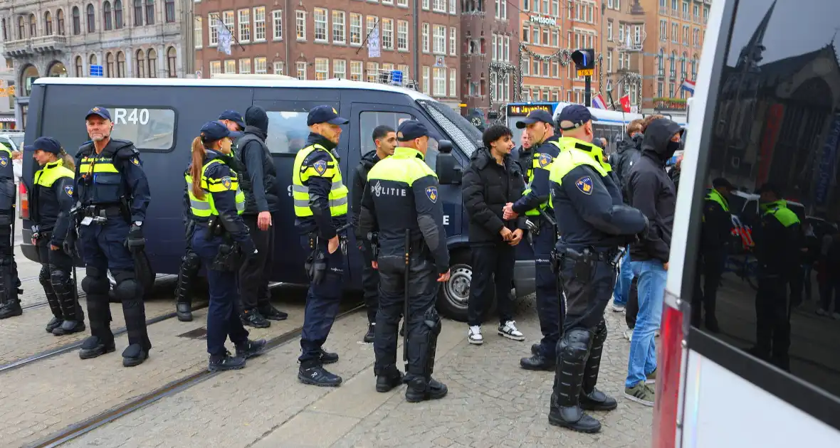 Honderden Maccabi-fans op de Dam, zeker twee aanhoudingen - Foto 9