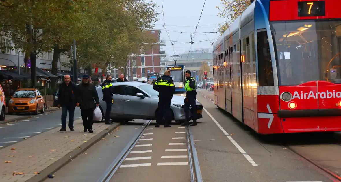 Auto loopt flinke schade op na botsing met tram - Foto 1