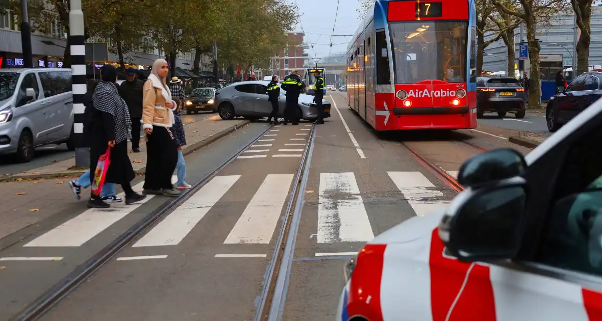 Auto loopt flinke schade op na botsing met tram - Foto 2