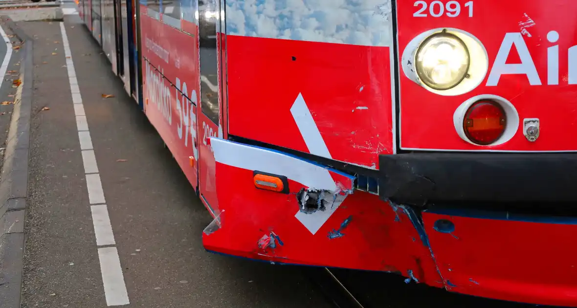 Auto loopt flinke schade op na botsing met tram - Foto 3