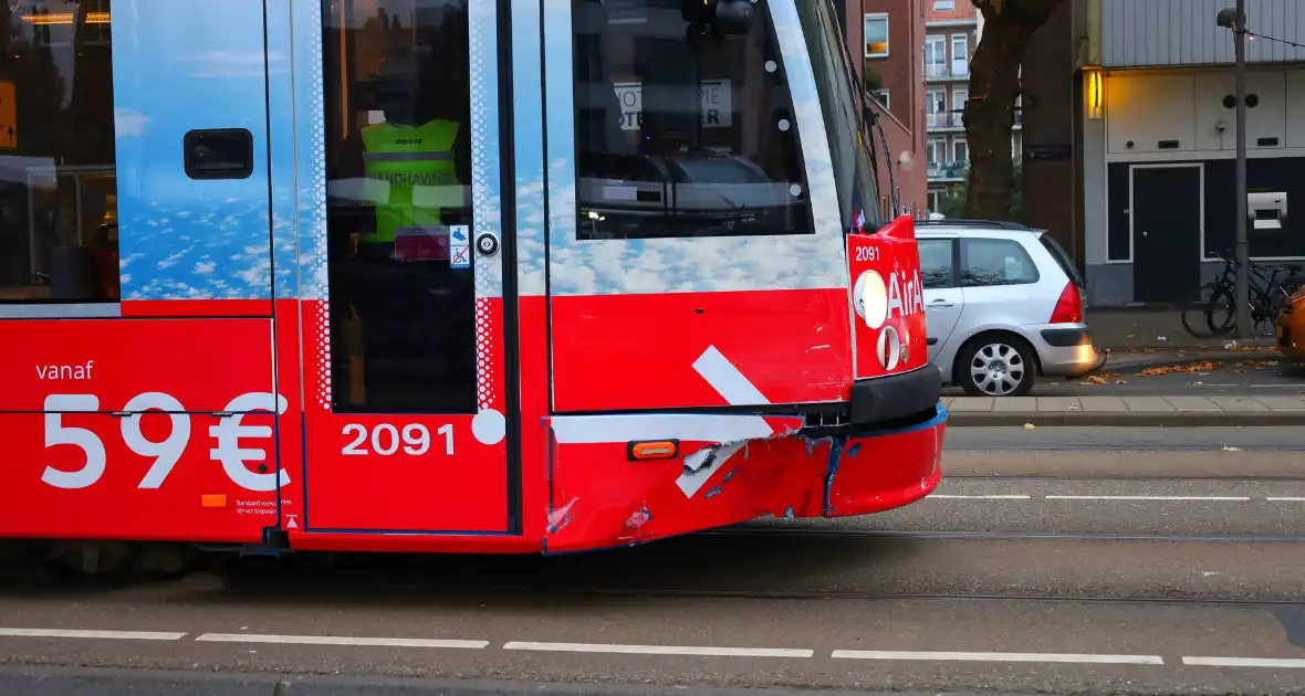 Auto loopt flinke schade op na botsing met tram - Foto 4