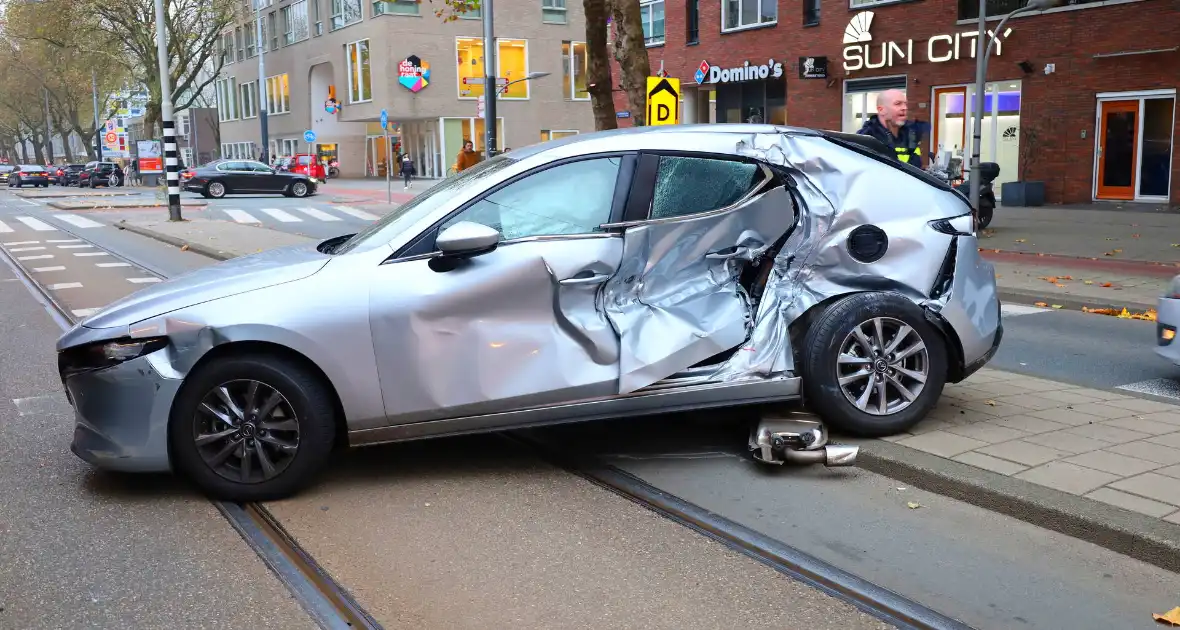 Auto loopt flinke schade op na botsing met tram - Foto 5