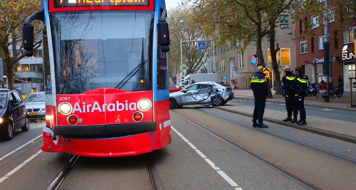 Auto loopt flinke schade op na botsing met tram - Foto 6