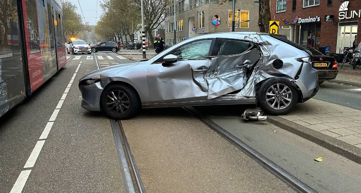 Auto loopt flinke schade op na botsing met tram - Foto 7