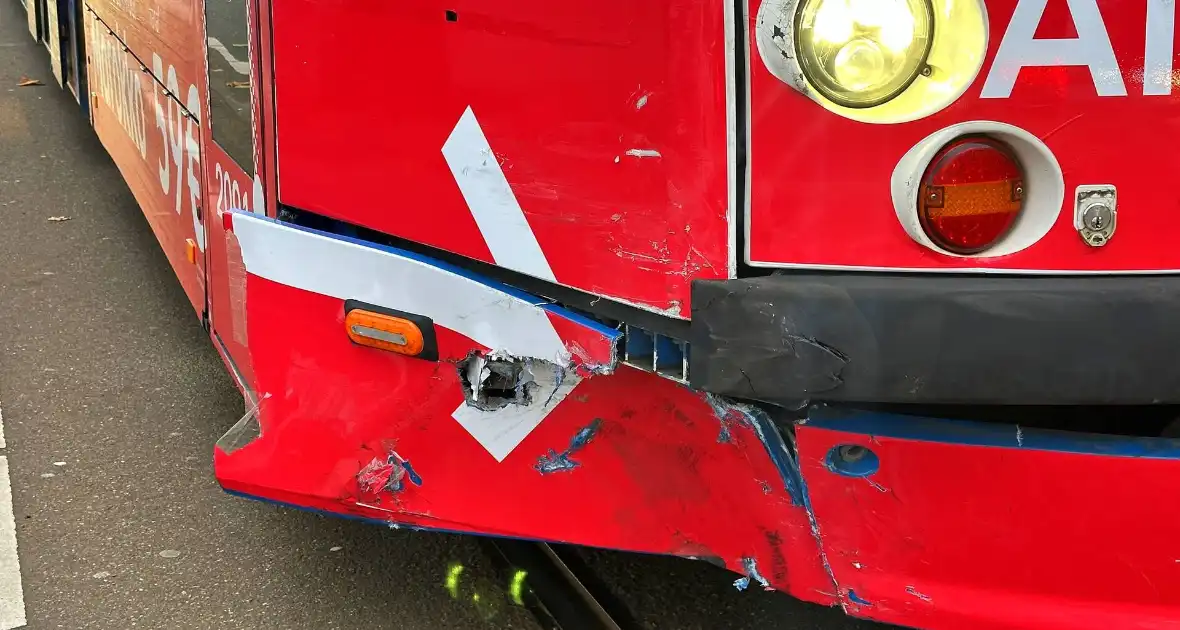 Auto loopt flinke schade op na botsing met tram - Foto 8