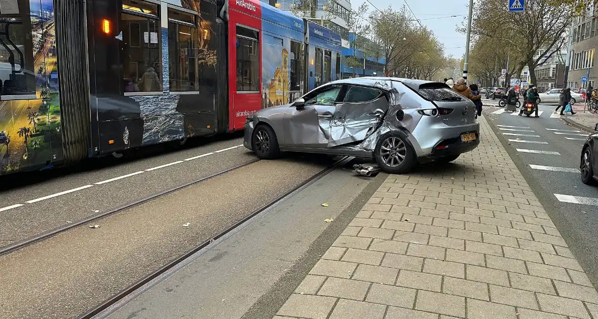 Auto loopt flinke schade op na botsing met tram - Foto 9