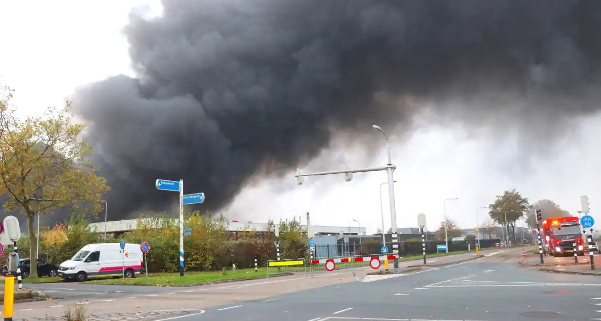 Zeer grote brand in loods met plastic flessen