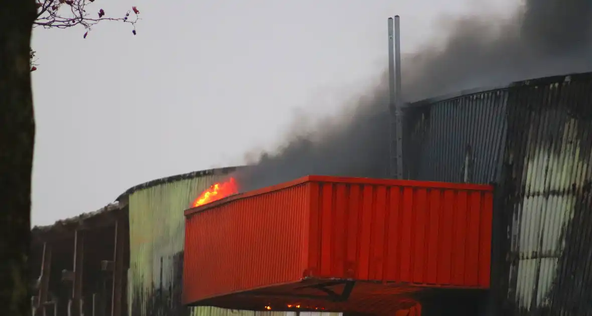 Zeer grote brand in loods met plastic flessen - Foto 2