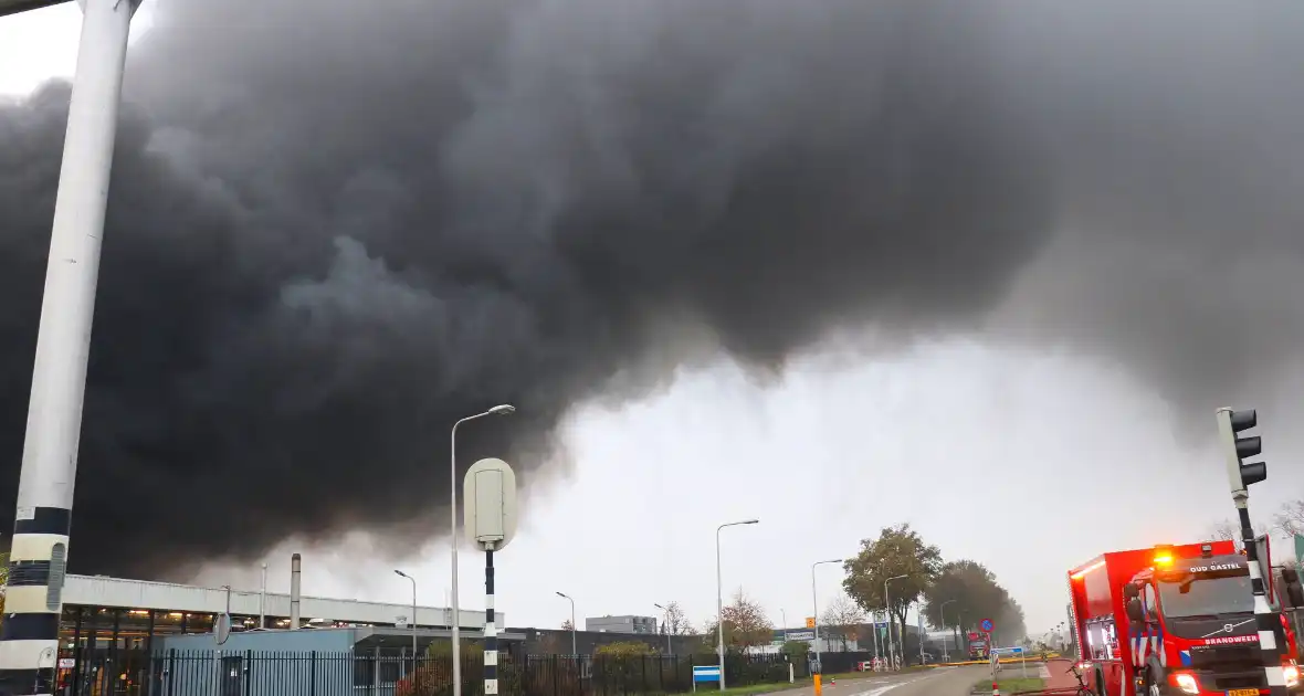 Zeer grote brand in loods met plastic flessen - Foto 3