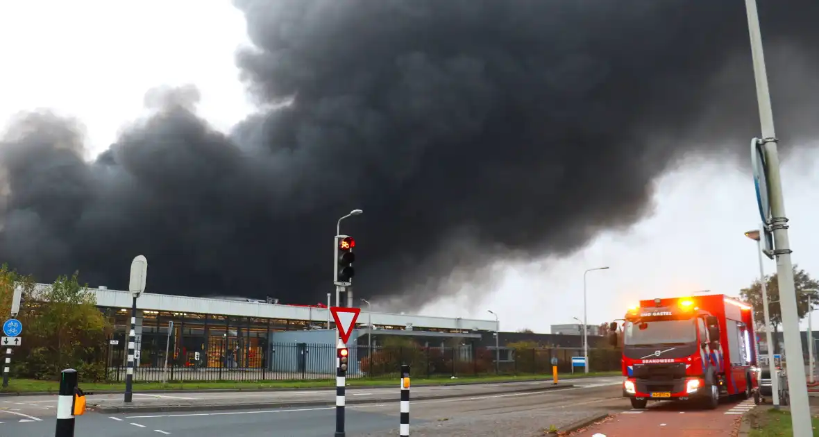 Zeer grote brand in loods met plastic flessen - Foto 5