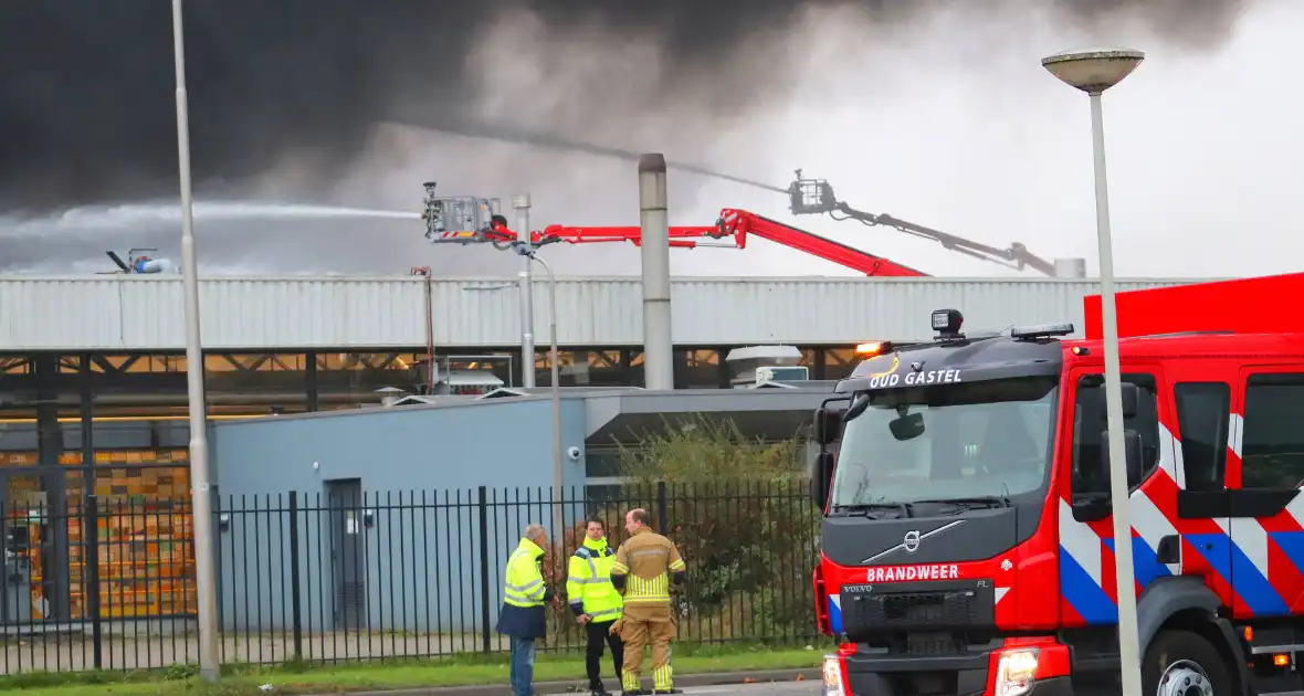 Zeer grote brand in loods met plastic flessen - Foto 7