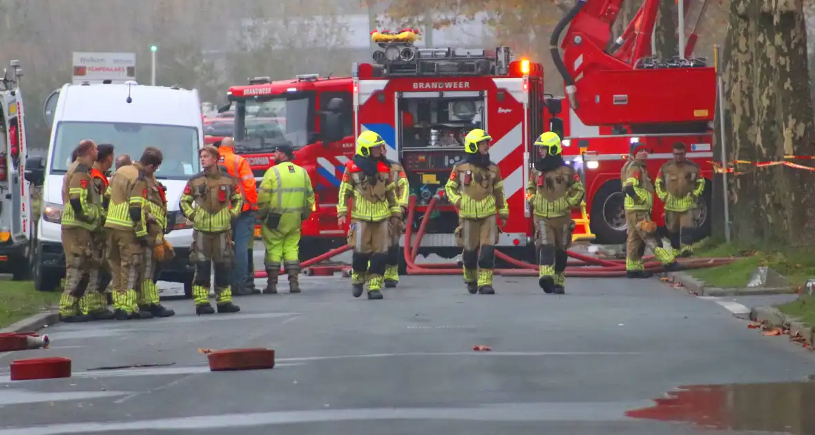 Zeer grote brand in loods met plastic flessen - Foto 8