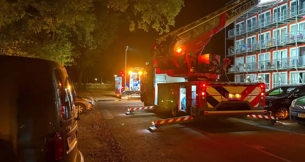 Brandweer schaalt op bij brand in woning - Foto 3