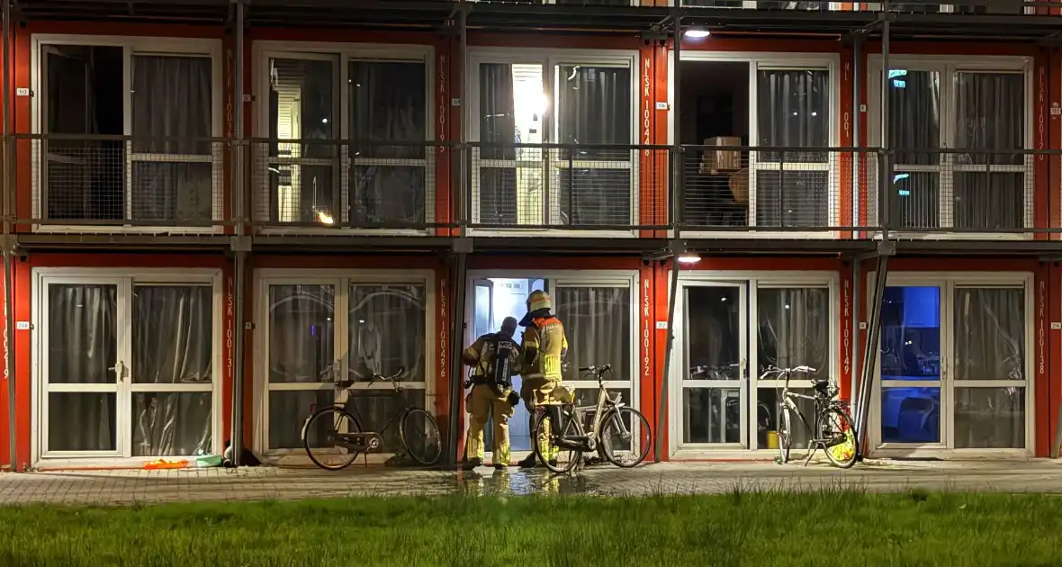 Brandweer schaalt op bij brand in woning - Foto 7