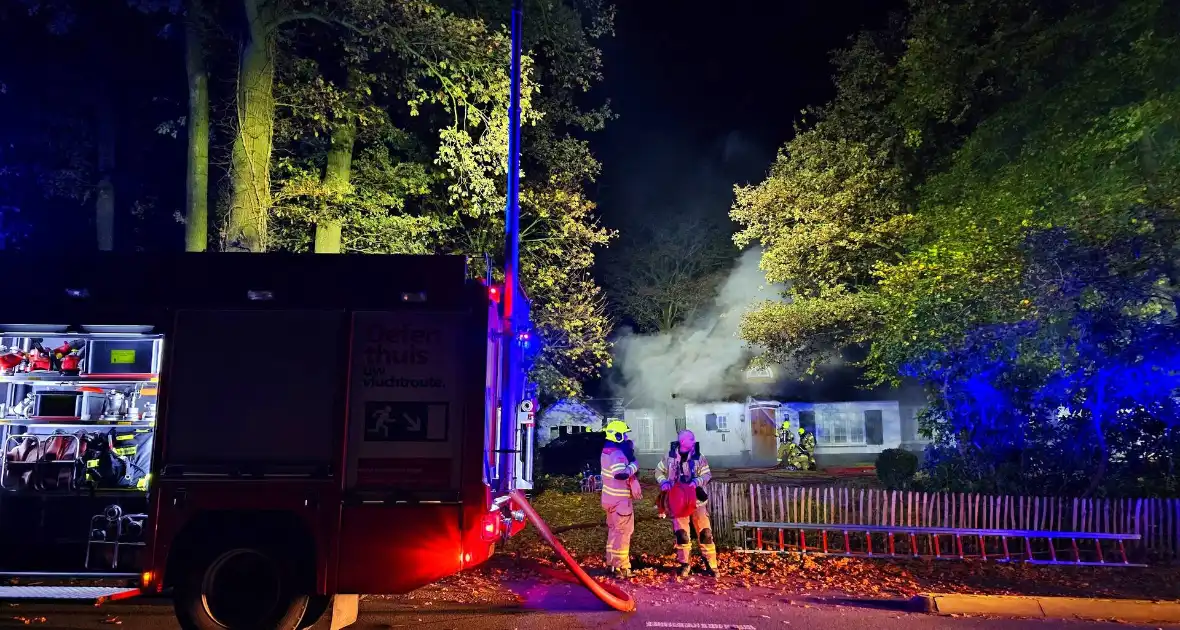 Brandweer blust brand in rietenkap