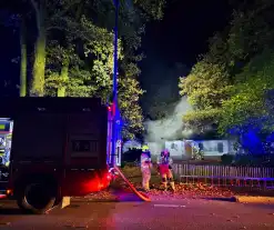 Brandweer blust brand in rietenkap