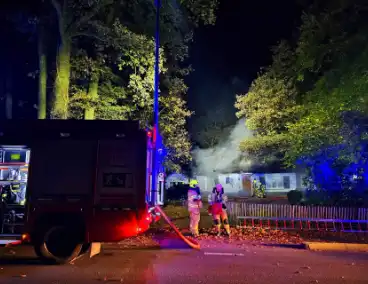 Brandweer blust brand in rietenkap