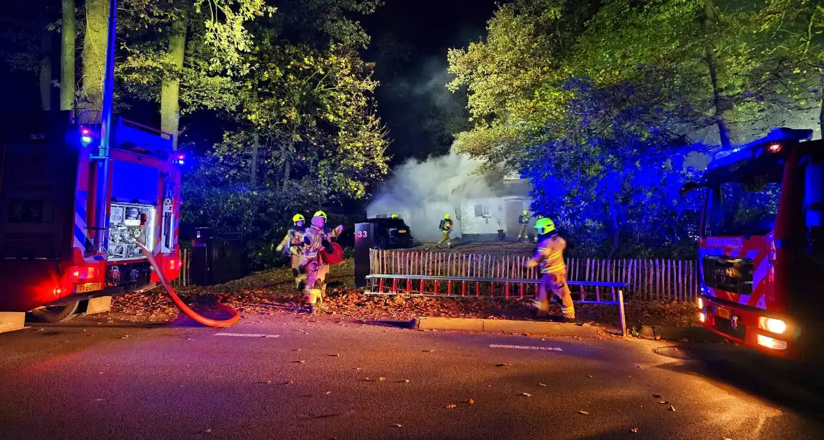 Brandweer blust brand in rietenkap - Foto 1