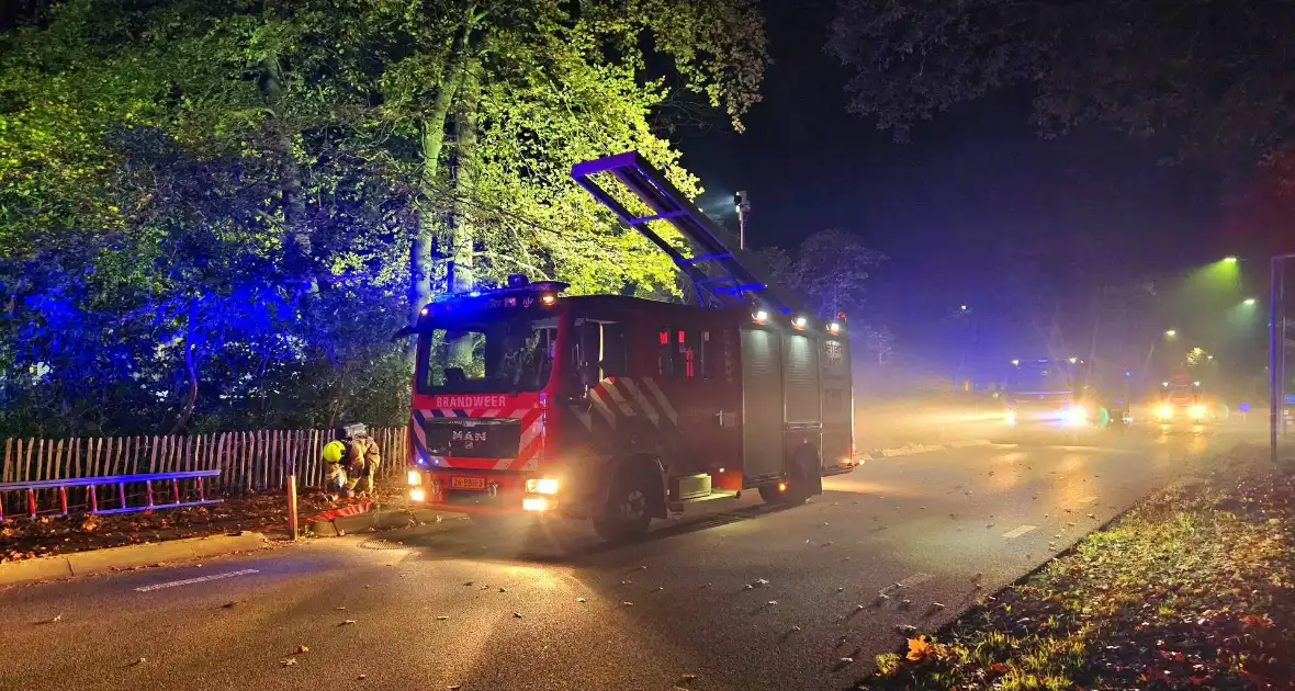 Brandweer blust brand in rietenkap - Foto 3