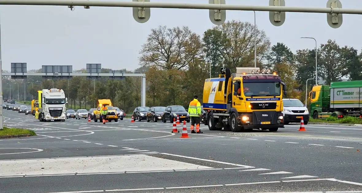 Vrachtwagen verliest lading betonmortel