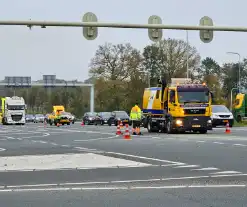 Vrachtwagen verliest lading betonmortel