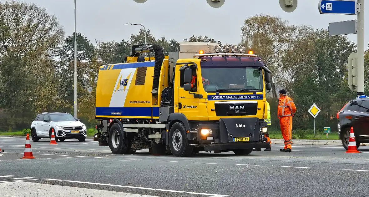 Vrachtwagen verliest lading betonmortel - Foto 1