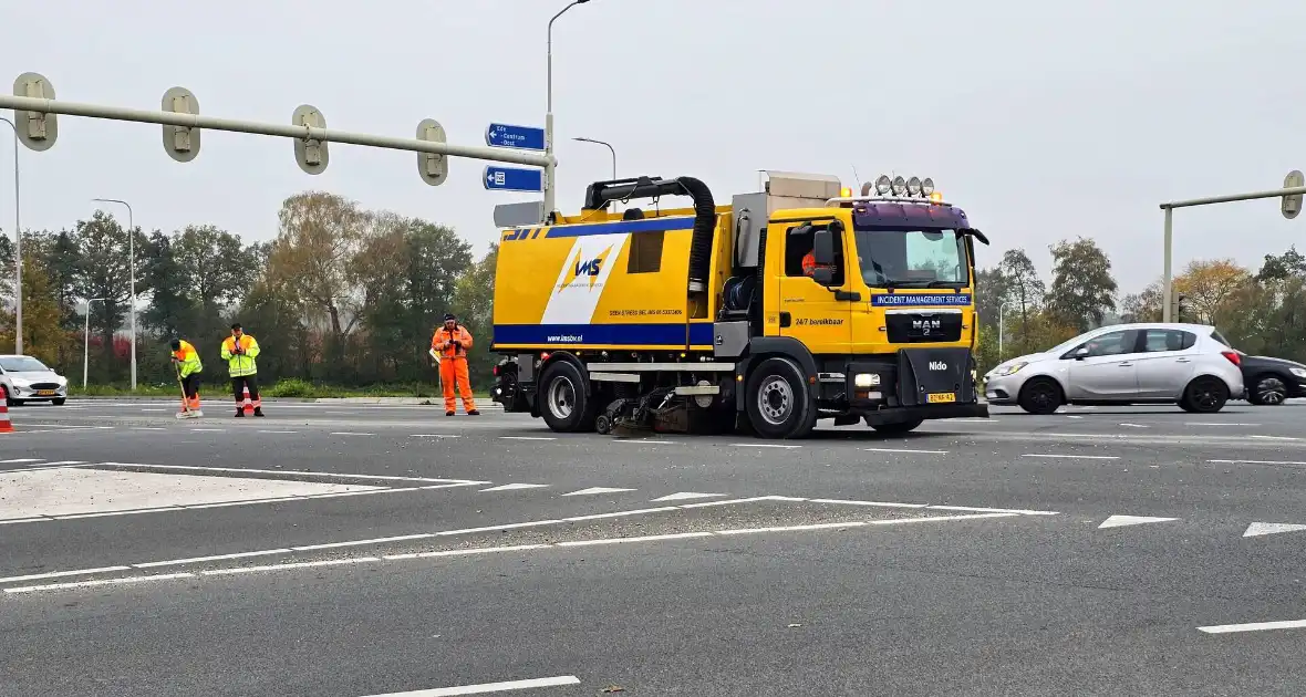 Vrachtwagen verliest lading betonmortel - Foto 2