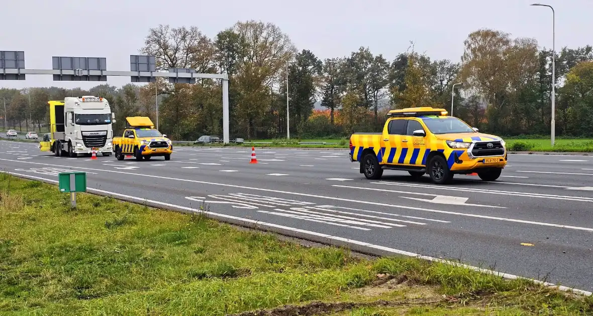 Vrachtwagen verliest lading betonmortel - Foto 3