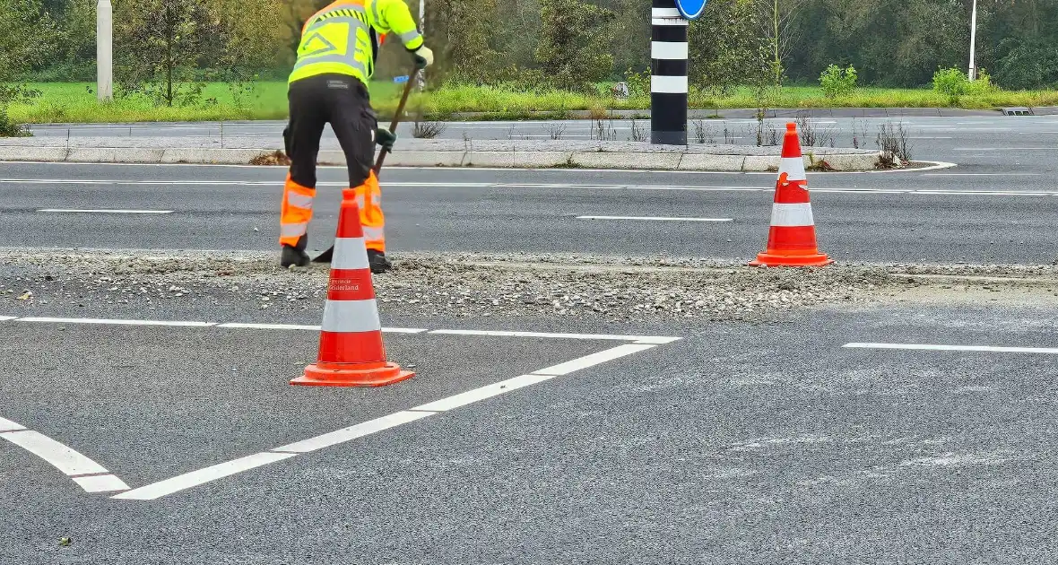 Vrachtwagen verliest lading betonmortel - Foto 5