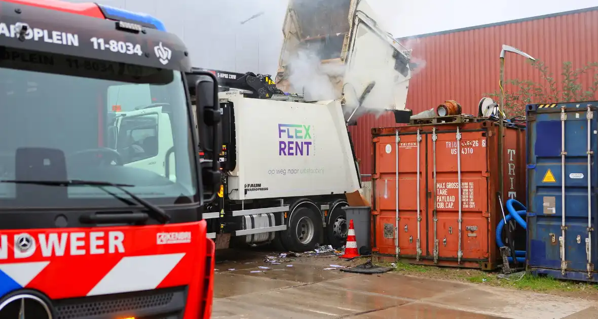 Vuilniswagen met papier vat vlam - Foto 4