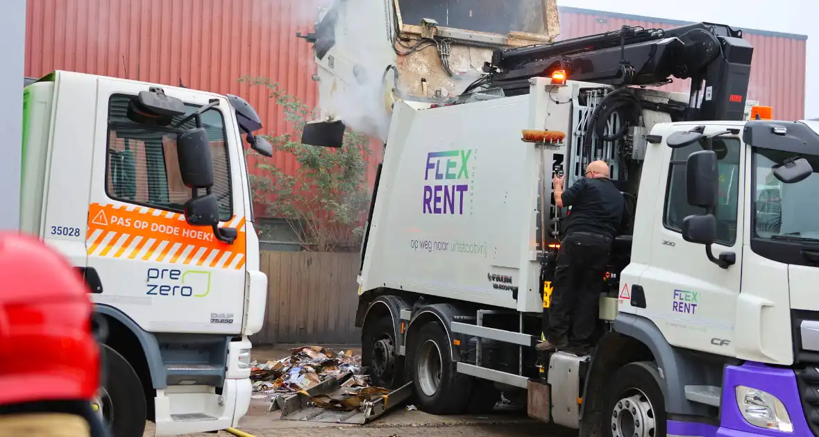 Vuilniswagen met papier vat vlam - Foto 7