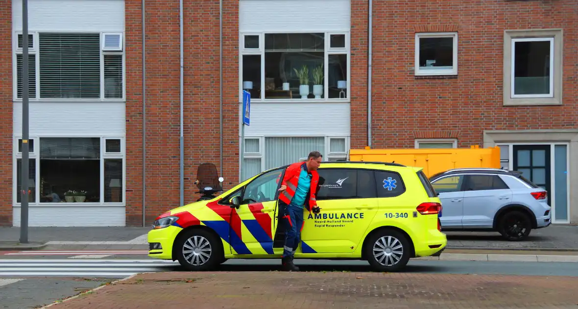 Scooterrijder en bestelbus botsen op elkaar - Foto 2