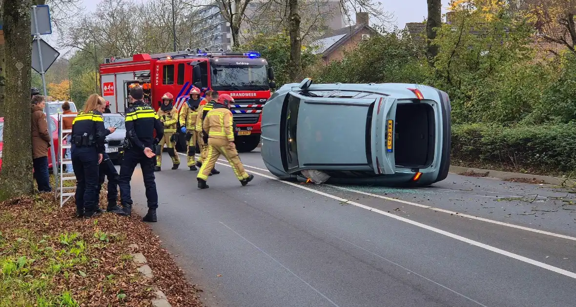 Automobilist klapt op lantaarnpaal en belandt op zijkant