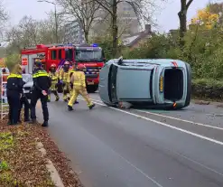 Automobilist klapt op lantaarnpaal en belandt op zijkant