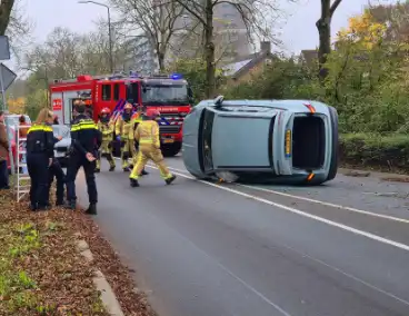 Automobilist klapt op lantaarnpaal en belandt op zijkant