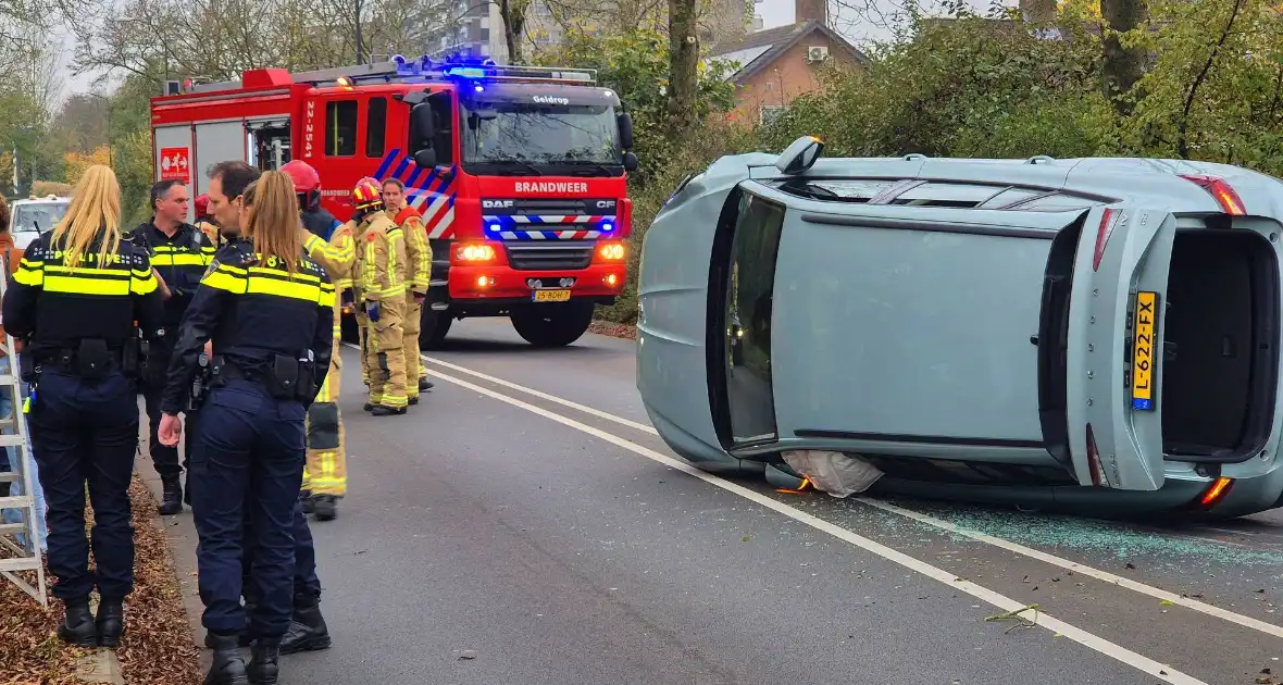 Automobilist klapt op lantaarnpaal en belandt op zijkant - Foto 1