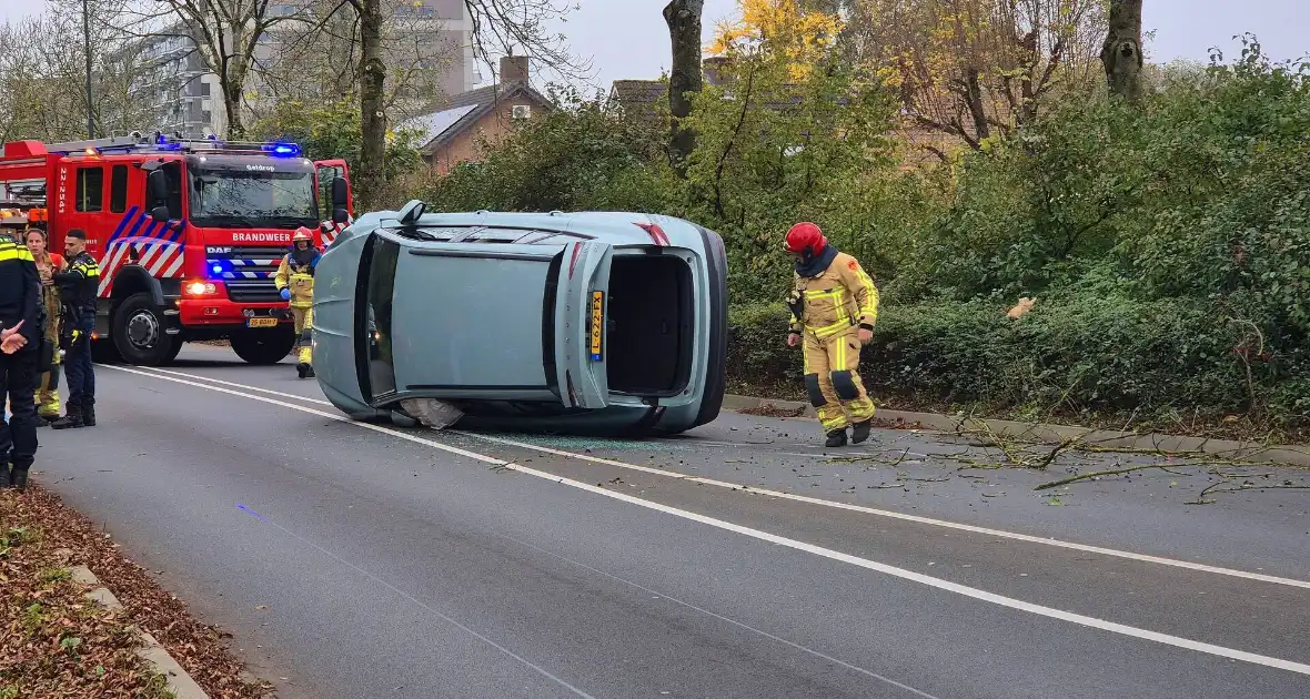 Automobilist klapt op lantaarnpaal en belandt op zijkant - Foto 10