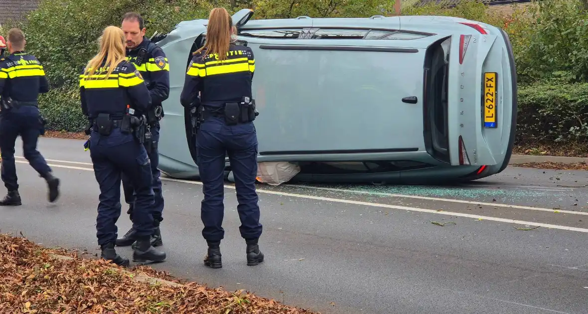 Automobilist klapt op lantaarnpaal en belandt op zijkant - Foto 3